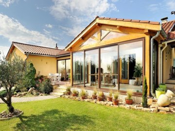 véranda en aluminium accolée à une maison classique